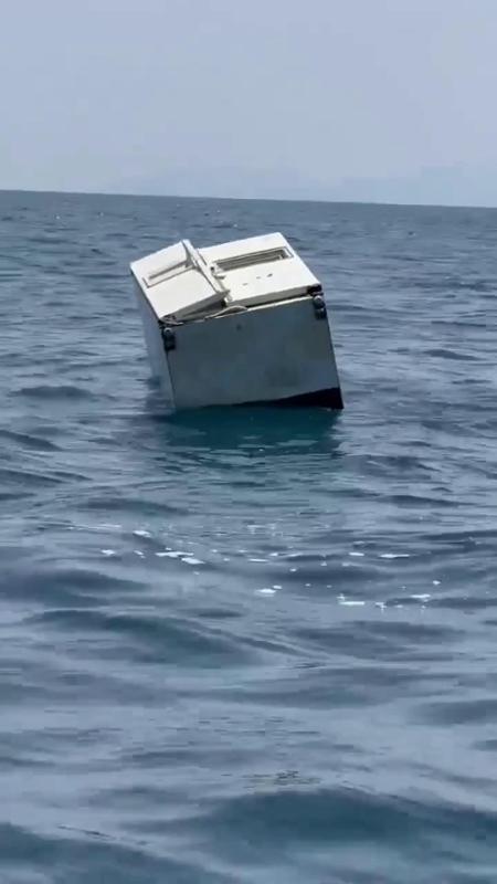C'è un frigo a due ante nel mare di Castel Volturno: allarme per dispersione materiali a rischio