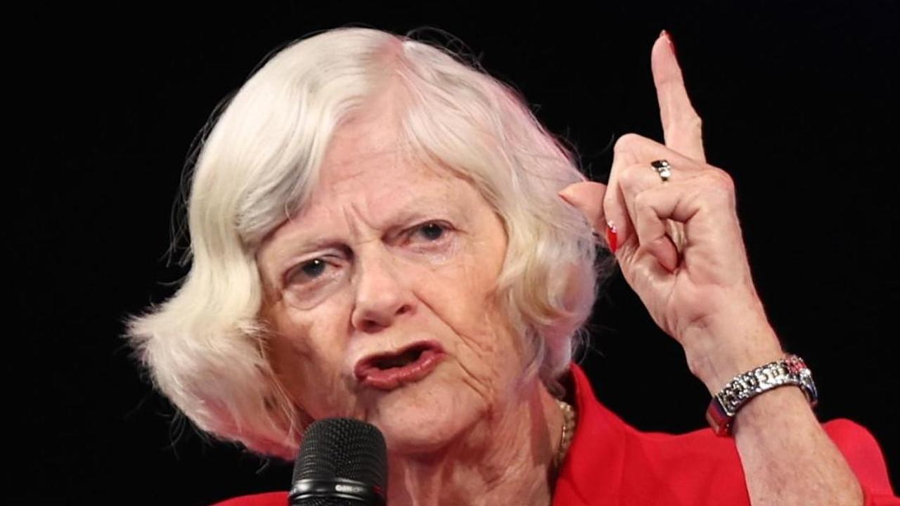 Mistero sulla morte di Ann Widdecombe, Lady Brexit, uccisa con 21 martellate