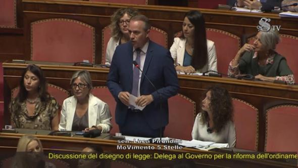 Caso Delmastro, i 5 Stelle occupano i banchi del governo in Senato: “Fuori le chat” e parte la rissa
