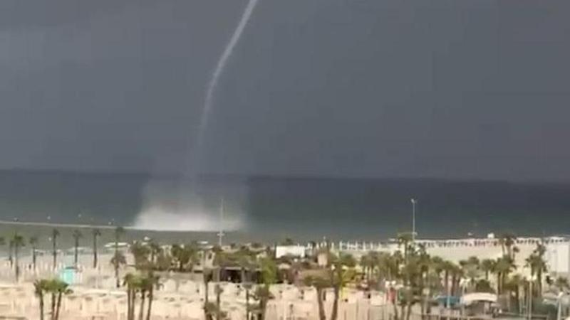 Il pericolo arriva dal mare: tromba d’aria devasta gli stabilimenti di Chioggia