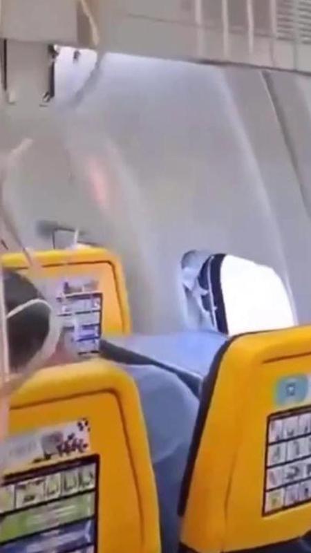 Risucchiato dal finestrino di Ryanair: ecco com'è ridotto l'aereo dopo il guasto