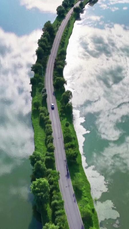 Cina, l'autostrada tra le nuvole: le auto sul lago Pingtian sembrano sospese nel cielo