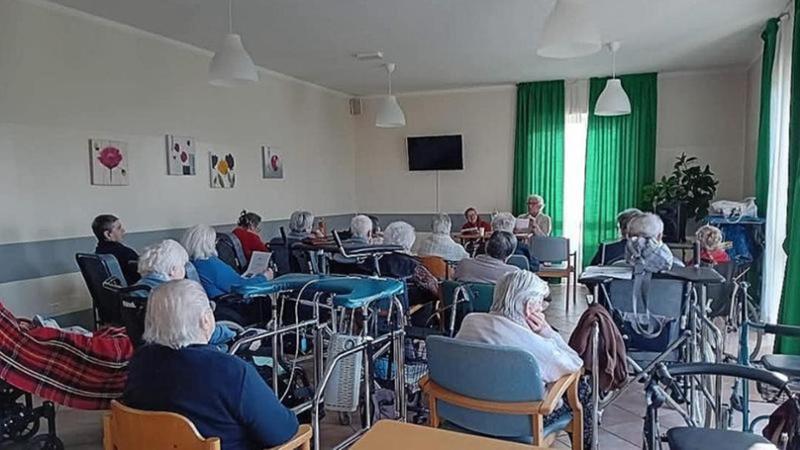 Rsa, l’odissea delle famiglie tra attesa e rette insostenibili: “È stata l’anticamera della morte”