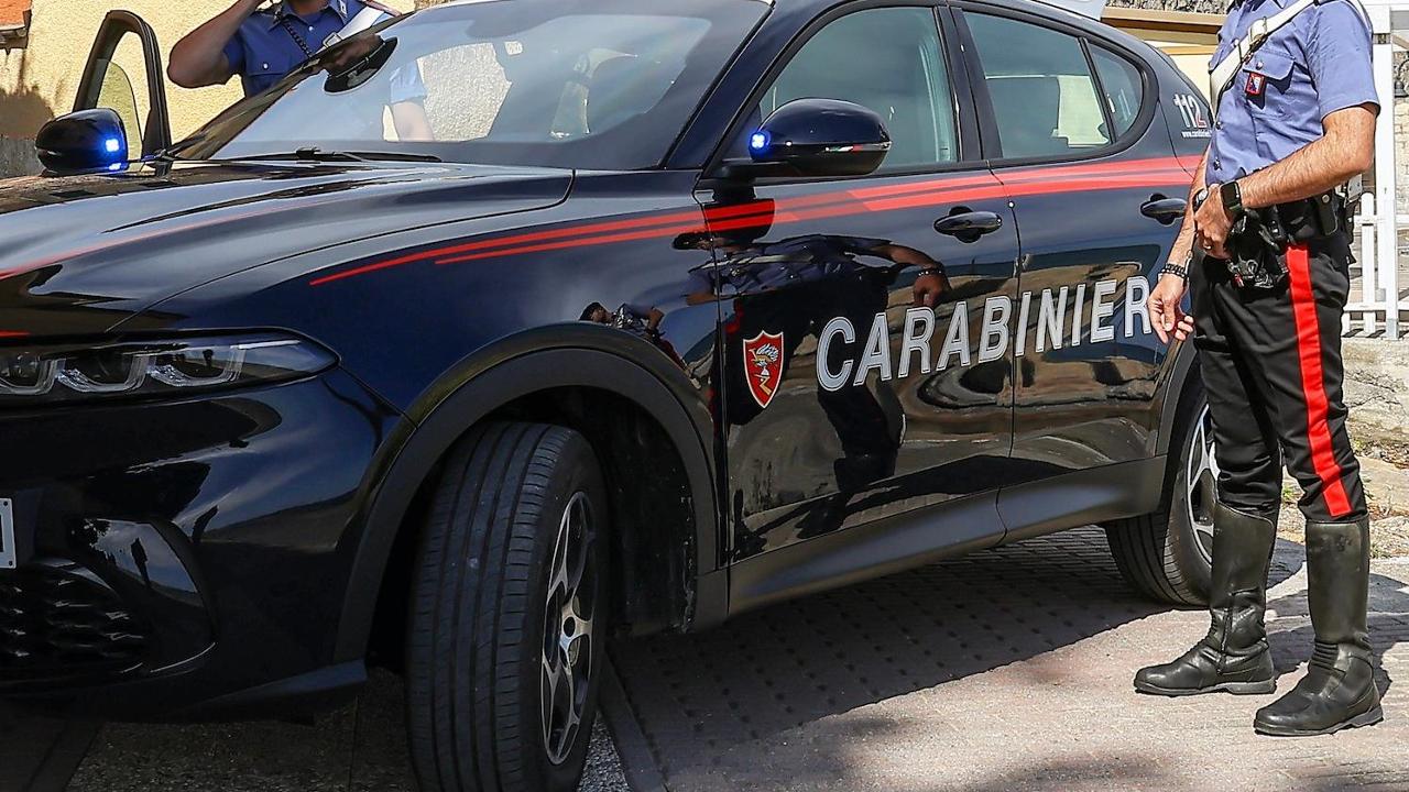 Spara alla moglie e al fratello poi si costituisce: lei è gravissima, lui muore