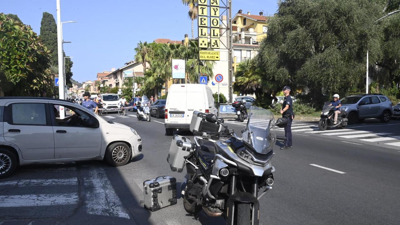 Dramma a San Bartolomeo: morto il bimbo torinese di 6 anni investito da una moto sulle strisce