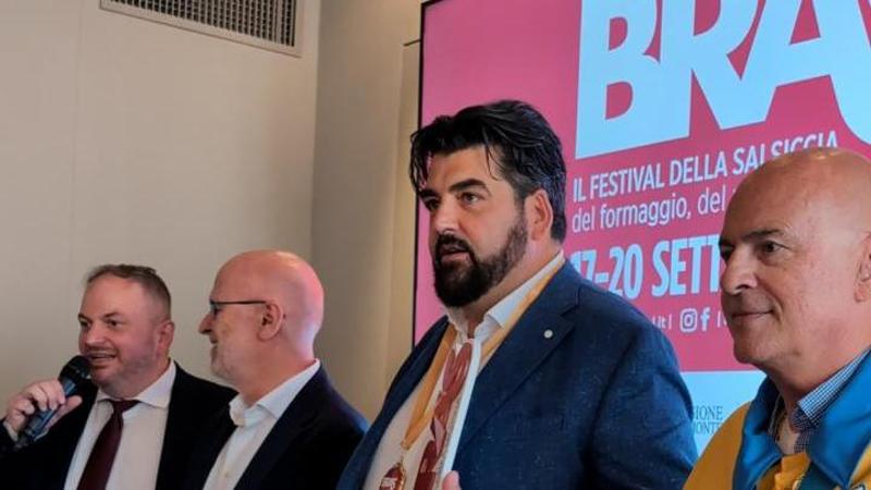 Cannavacciuolo: "La salsiccia a Bra è come il Duomo a Milano. Allegri al Napoli? È l'uomo giusto"