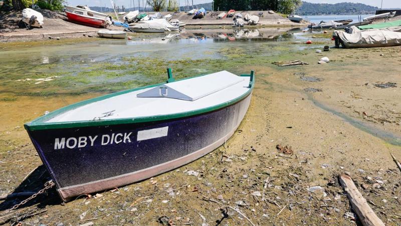 Il Lago Maggiore è a secco, la darsena ad Arona diventa un “parcheggio di barche”