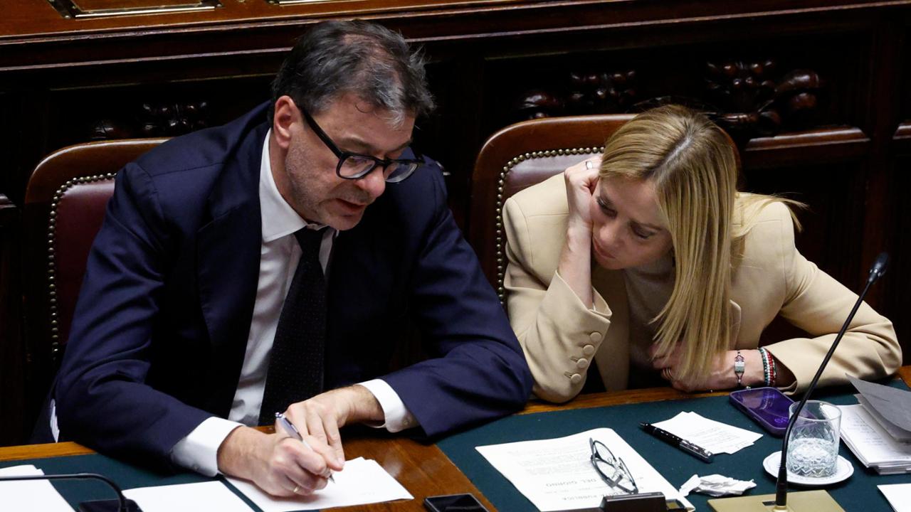 Meloni vede Giorgetti, “al lavoro contro il caro-benzina”: l’ipotesi delle accise mobili