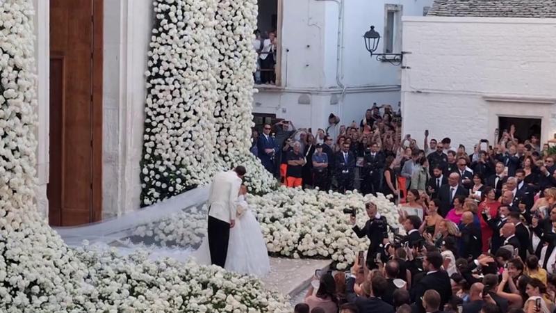 Donnarumma, il sì a Locorotondo: il bacio degli sposi e l'arrivo di Haaland e Mancini tra i cori dei tifosi