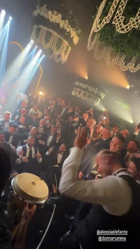 Haaland show al matrimonio di Donnarumma: trascina gli invitati con la "Viking Row"