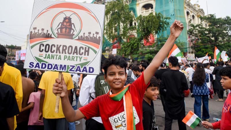 India, vittoria degli “scarafaggi” dopo 36 giorni di lotta: si dimette il ministro dell’Istruzione