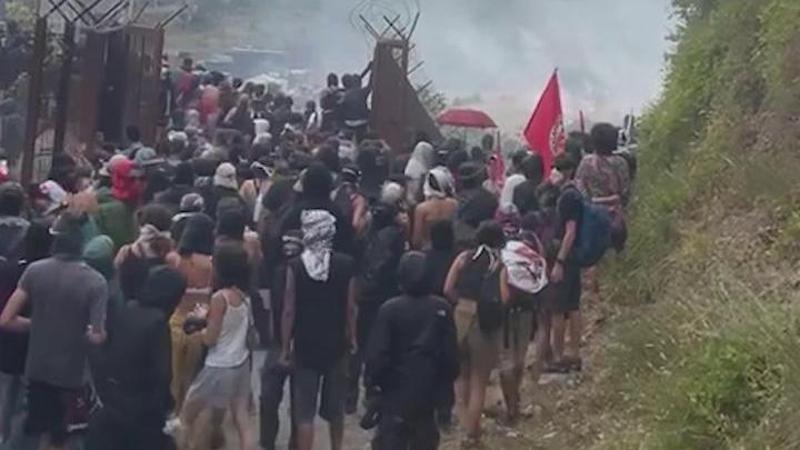 No Tav, manifestanti schierati: i primi momenti di tensione