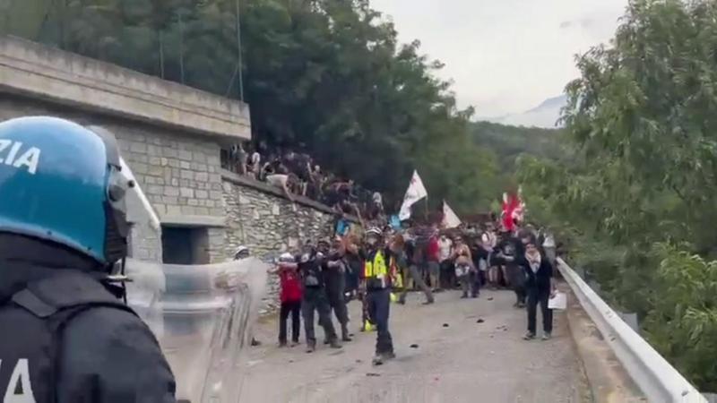 Le immagini da Chiomonte: la polizia schierata, la colonna di fumo e i manifestanti