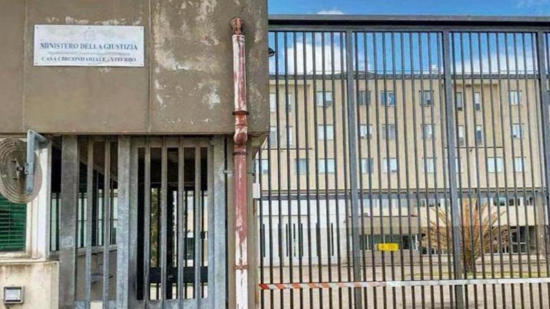 Incendio nel carcere di Viterbo dopo lo scoppio di una rivolta, 23 feriti
