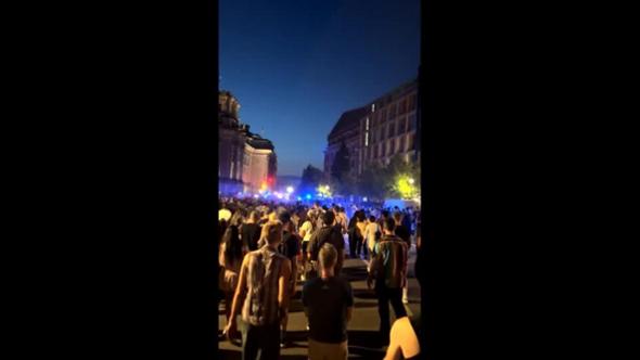 Furgone sulla folla a Berlino, dal palco l'annuncio: "La manifestazione è finita, andate via"