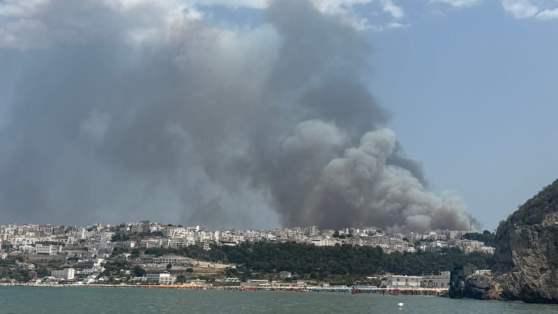 Incendio sul Gargano, turisti evacuati dalle spiagge via mare