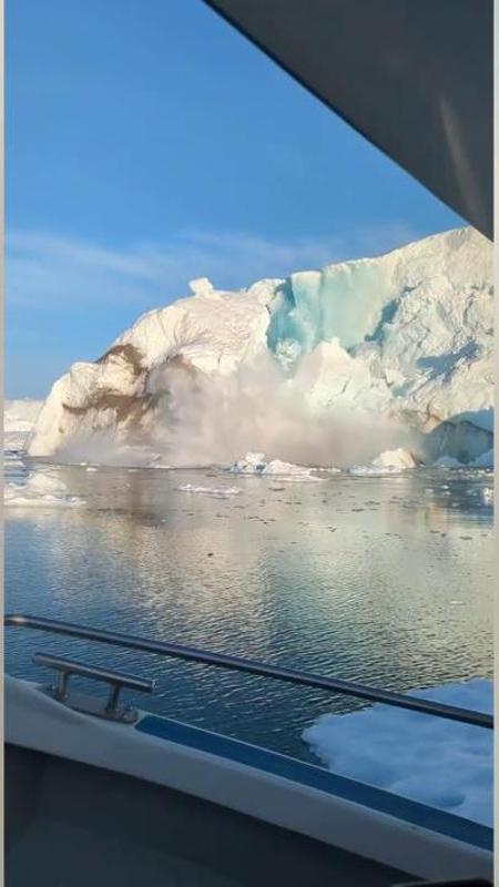 Un boato, poi l'onda: il collasso dell'iceberg ripreso da una barca turistica