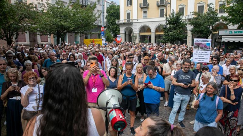 Il popolo dei ciliegi in piazza: oltre 500 contro l’abbattimento dei 48 sakura