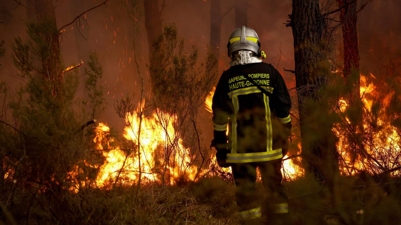 Incendi, 325mila persone evacuate tra Francia e Spagna. Macron convoca una riunione di crisi