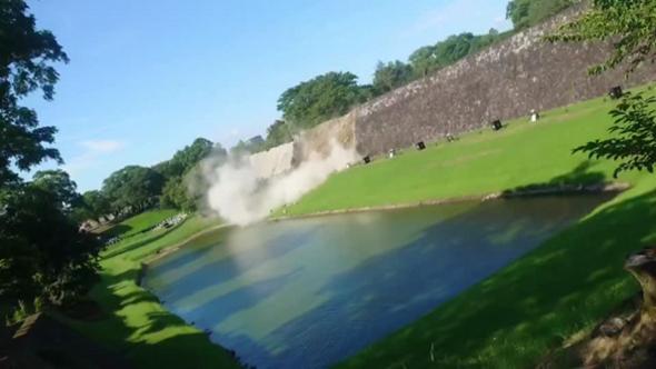 Sisma in Giappone: il momento in cui crollano le mura del castello seicentesco di Kumamoto