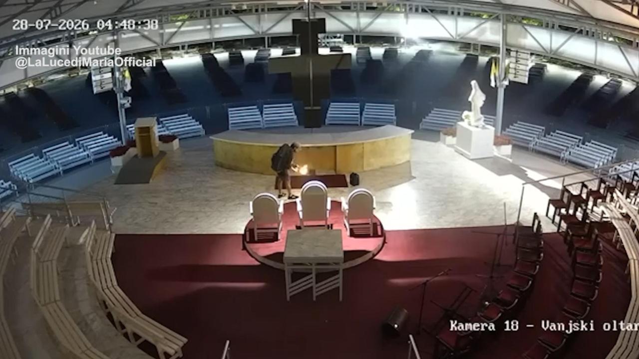 Medjugorje, fiamme all’altare e imbrattate due statue della Madonna: la pista dell'attacco satanico