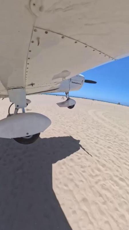 Aereo in avaria atterra sulla spiaggia in California: pilota evita la tragedia davanti ai bagnanti