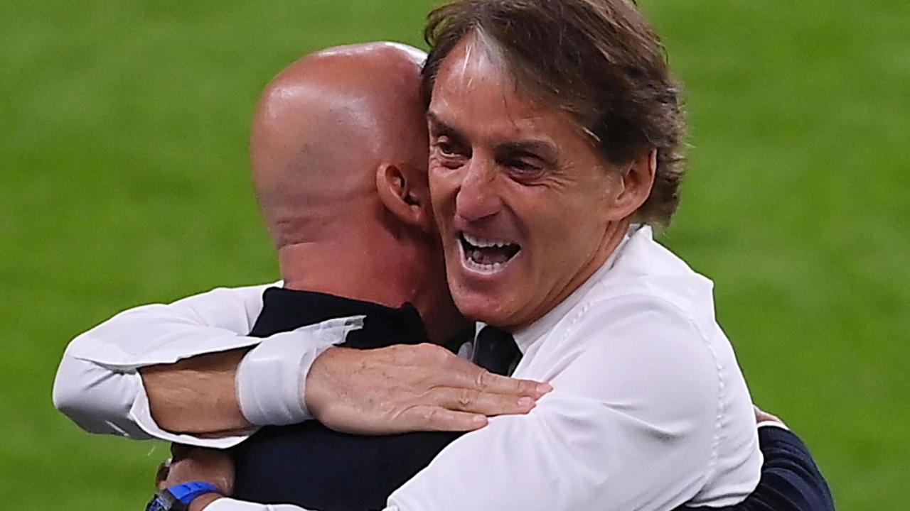 Il ritorno di Roberto, ultimo a vincere. La fuga via mail per il tè nel deserto