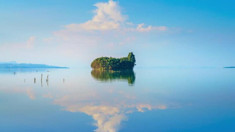Cina, il cielo entra nel lago: sul Dianchi nuvole e montagne galleggiano nell'acqua