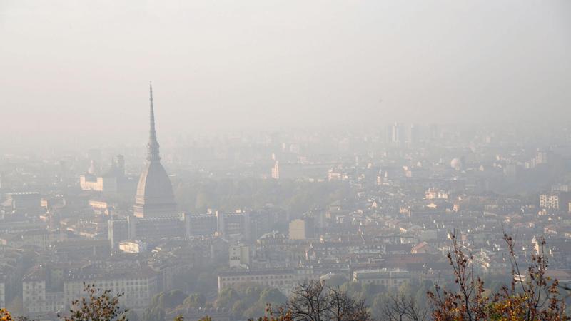 Semafori con l’AI, a Torino debutta il primo incrocio intelligente. Stop al blocco diesel Euro 5