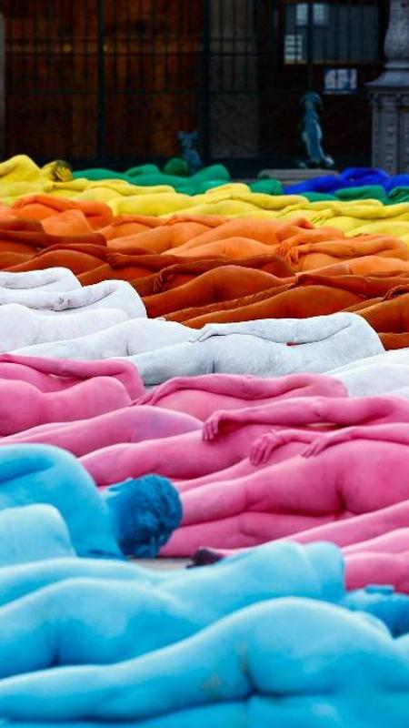 Pride, nudi e dipinti davanti alla cattedrale. L'opera di Tunick: "Fedeli alla verità della natura"