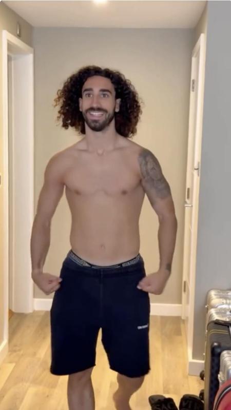 Cucurella mantiene la promessa: dopo il Mondiale si tatua il volto di De la Fuente