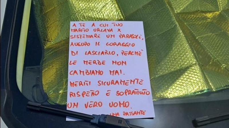 Biglietto anonimo di incoraggiamento lasciato su un'auto