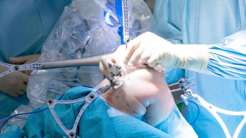 Protesi al ginocchio, arriva il robot per le ossa fragili: precisione millimetrica e mini invasività