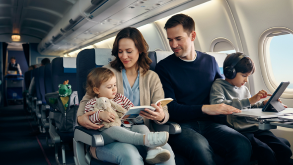 Bambini in aereo, stop ai supplementi per sedersi vicino ai genitori a partire dal 2027