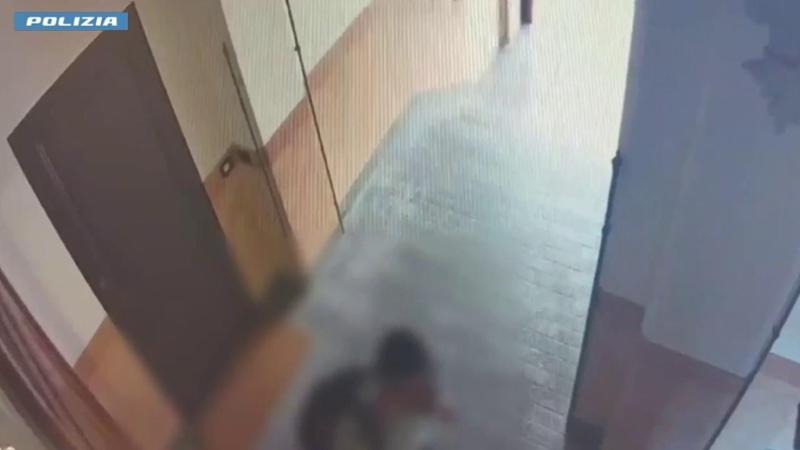 Aiuta una donna importunata e viene accoltellato: il custode aggredito nel palazzo a Milano