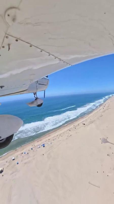 Il motore si spegne in volo: l’aereo atterra sulla spiaggia tra i bagnanti