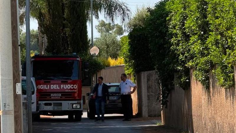 Muore schiacciato da una tettoia per proteggere il figlio dal crollo