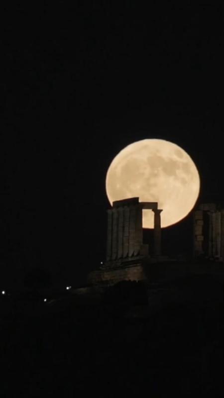 La Luna del Cervo accarezza il Tempio di Poseidone: magia sul mare Egeo