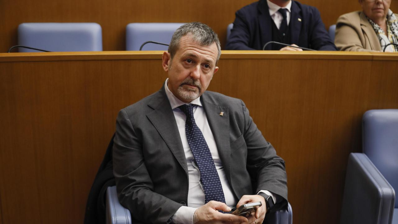 Caso Delmastro: slitta il voto alla Camera sull’uso delle chat. La protesta di Forza Italia