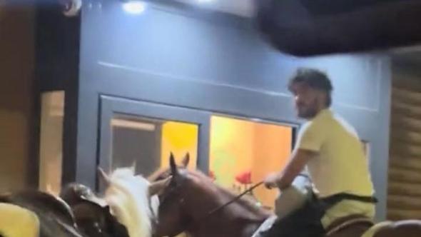 I cavalieri del fast food: contro il caro carburante, l'ordine si ritira a cavallo