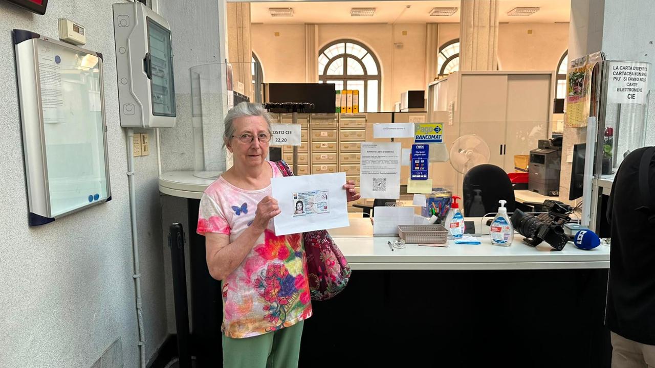 “Questa è l’ultima”. Gabriella, 79 anni, è la prima italiana con la carta d’identità che non scade