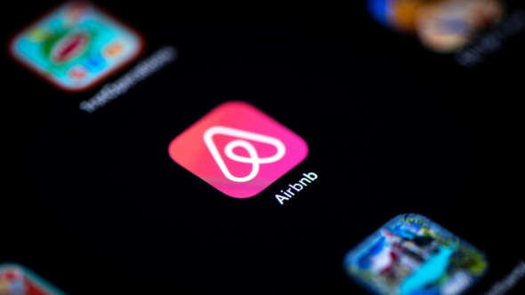 Gli italiani spostano le ferie a settembre e ottobre: ed è record su Airbnb e Booking
