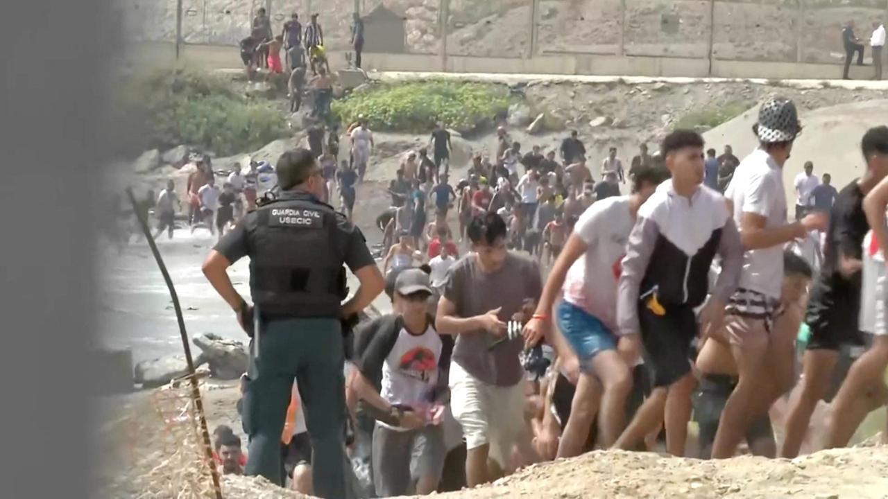 Spagna, migliaia di migranti arrivano a Ceuta a nuoto. L'Italia pensa di sospendere Schengen con Madrid