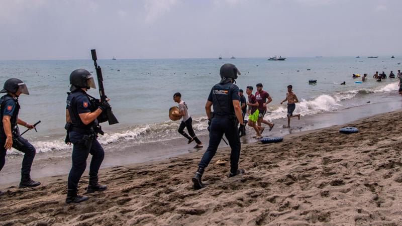 Migranti a Ceuta, l’Italia pronta a sospendere Schengen, Meloni: “Immagini impressionanti”