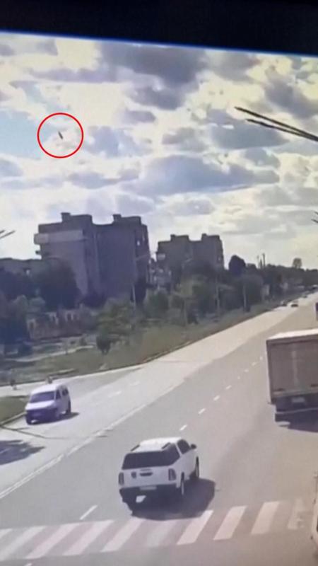 Il missile centra l’edificio, poi l’esplosione: l’attacco russo ripreso dalle telecamere in diretta