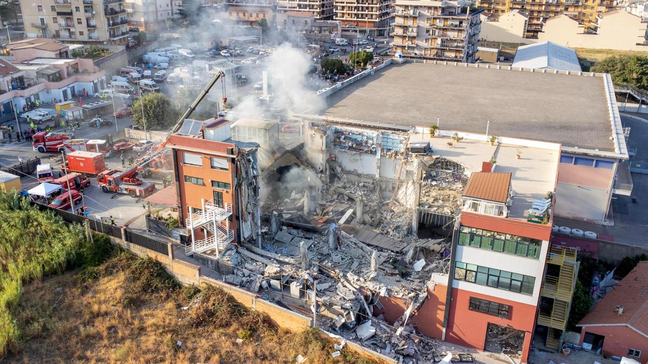 Crollo di Messina, i telefoni che squillano sotto le macerie: l'attesa dei familiari