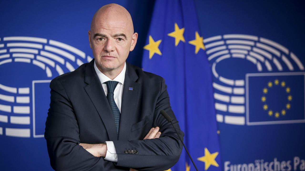 Infantino fa retromarcia e cancella il piano di vendere il Mondiale ai privati: “Ci sono divisioni”