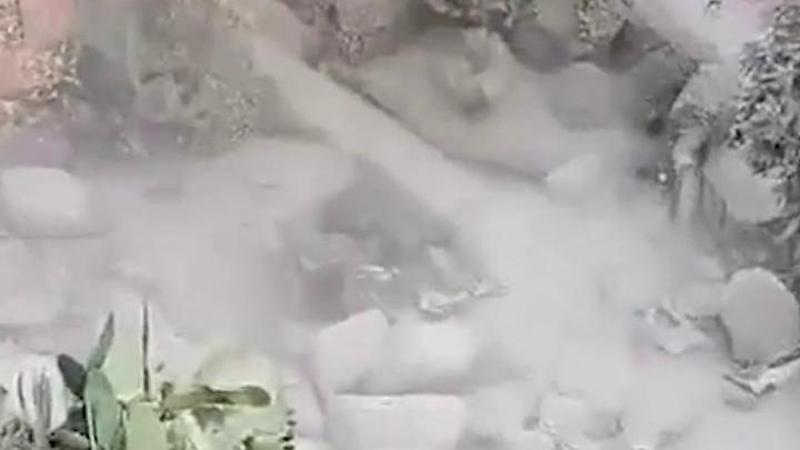 “Voglio sapere se c’è qualcuno”: massi sulle auto dopo il terremoto, paura a Pozzuoli