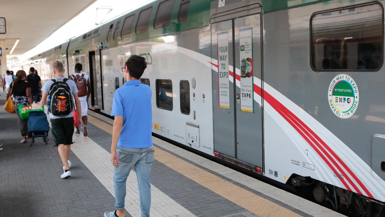 Resta schiacciato tra le porte del treno Novara-Milano a Bovisa, è gravissimo in ospedale
