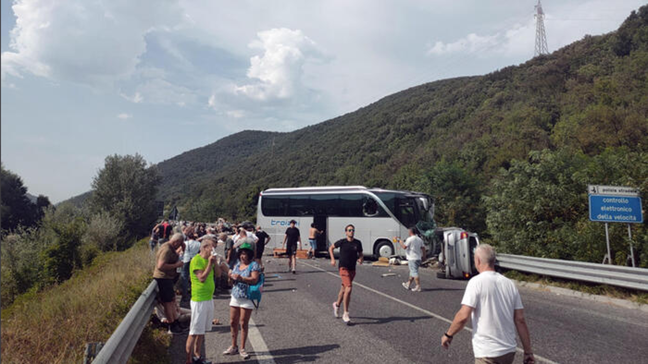 Tragedia sulla Terni-Rieti, scontro tra autobus, camper e due auto: 5 morti